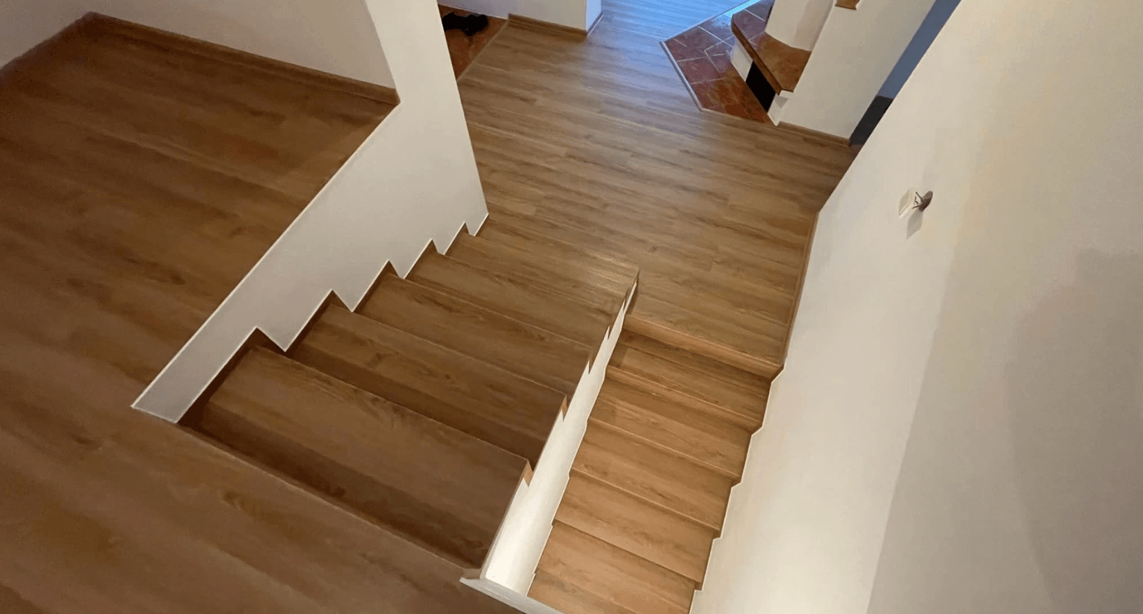 Realizacja — schody winylowe dywanowe w innym dekorze, gładka krawędź