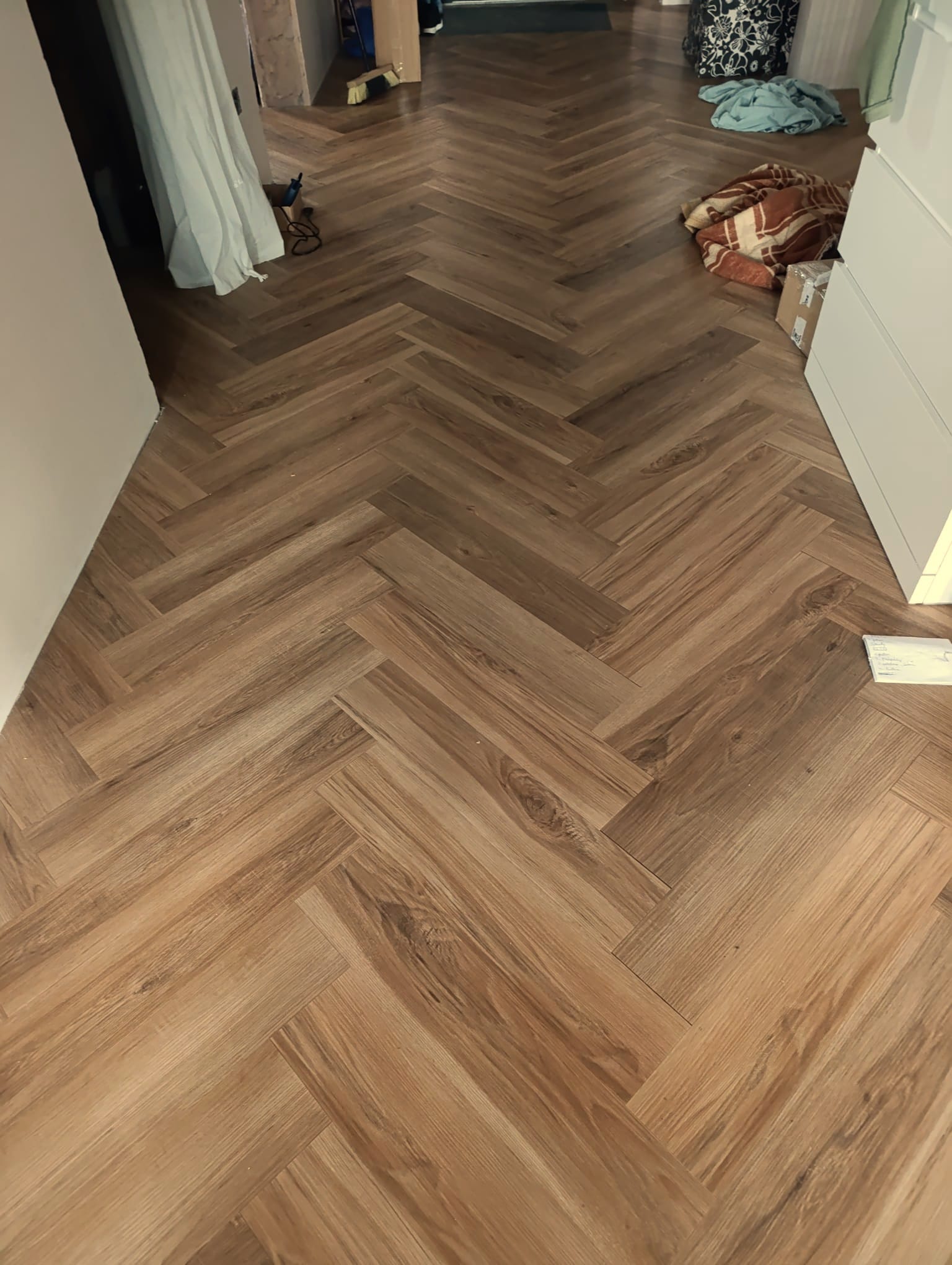 Zabrze: jodełka SPC Puritan Pine w salonie z dużym przeszkleniem — efekt po montażu