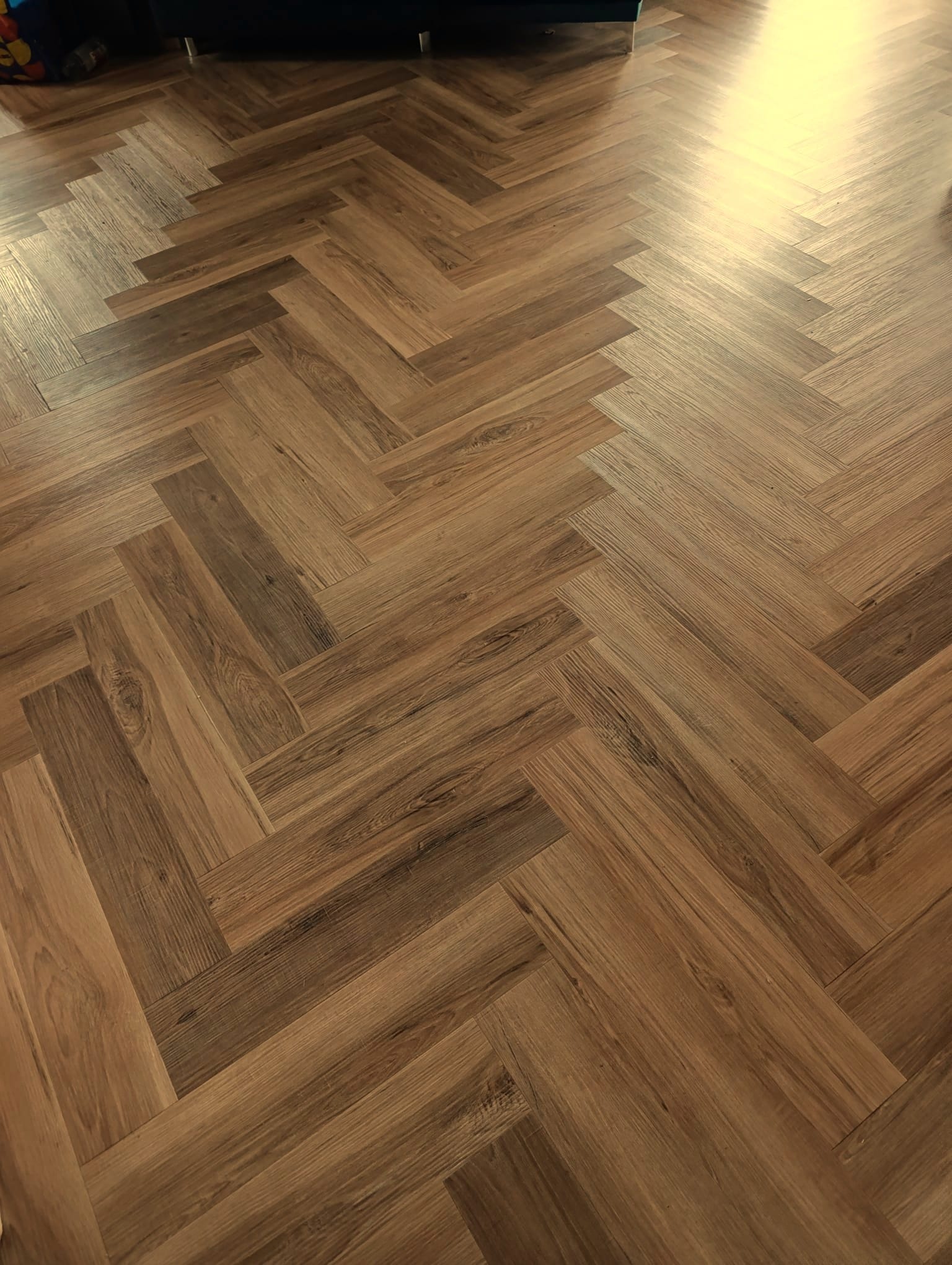 Korytarz bezprogowy w jodełce SPC Puritan Pine — czyste przejście między pomieszczeniami