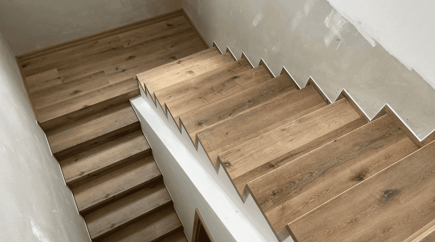 Schody w dekorze Calgary — okładziny i noski dopasowane do paneli SPC