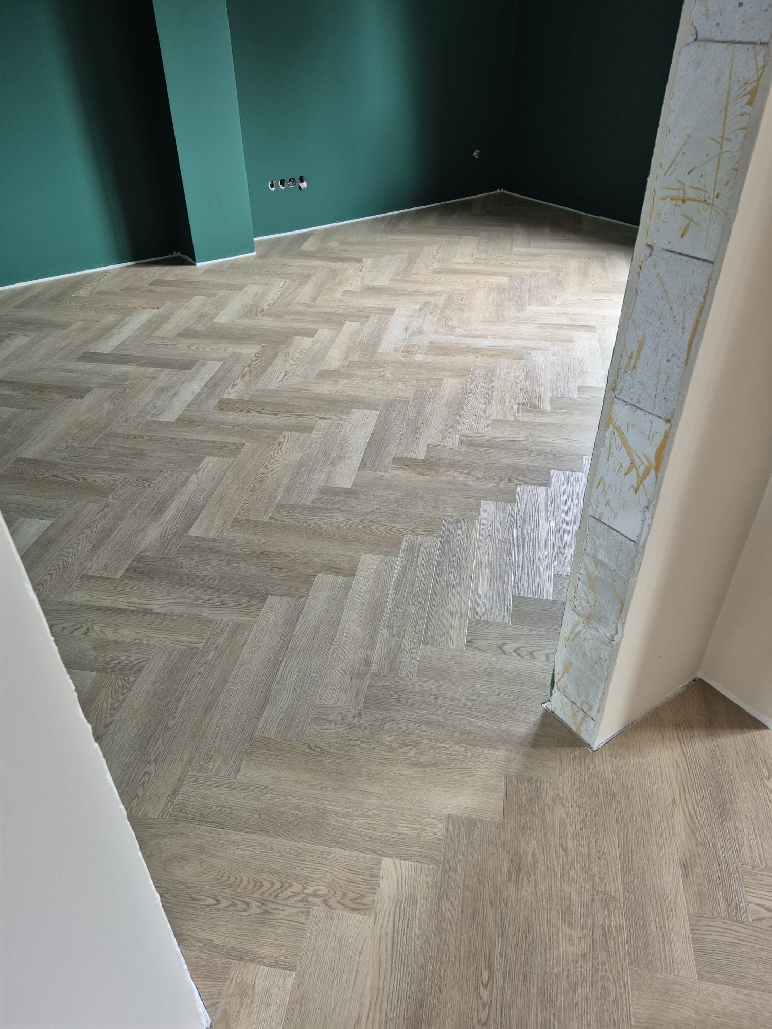 Jodełka winylowa Peru w salonie – Tychy, prowadzenie wzoru względem ścian