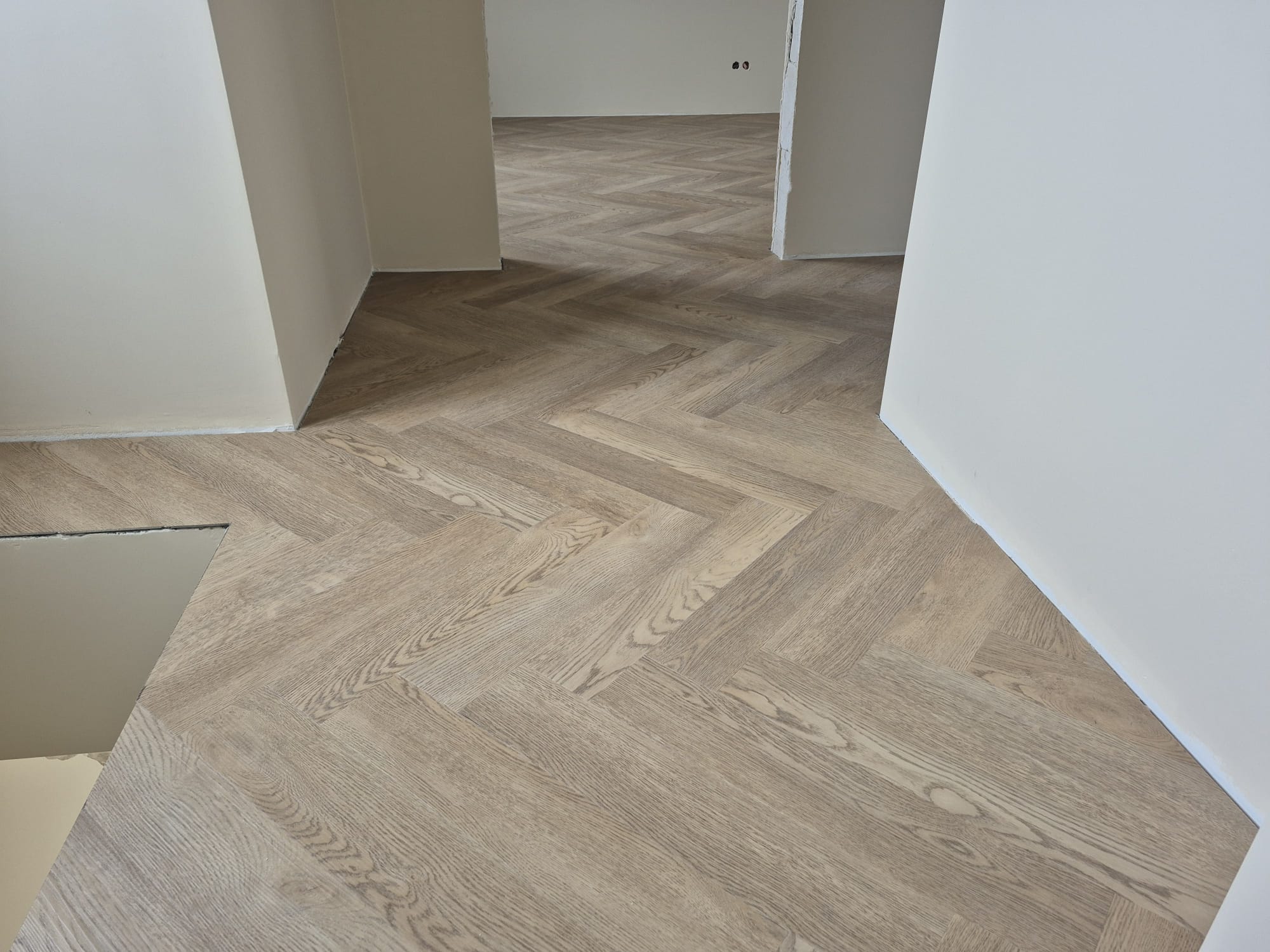 Przejście jodełki winylowej przez komunikację – Tychy, 90 m²