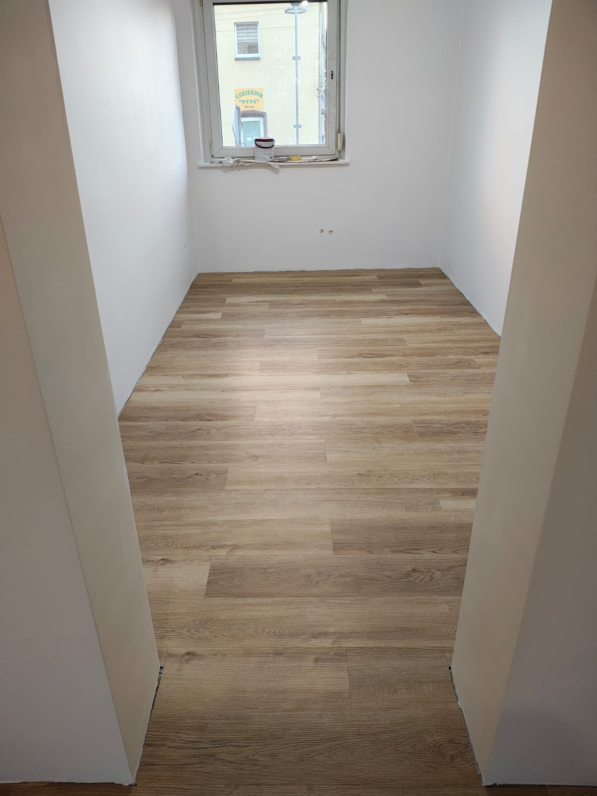 Gliwice – pokój dzienny, panele winylowe English Oak na podłogówce po montażu