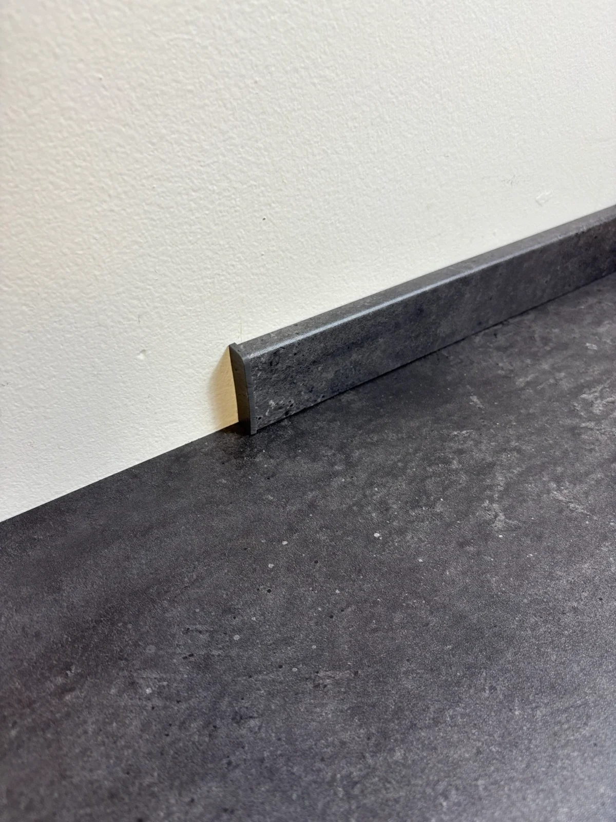 Listwa przypodłogowa 2m Grey Concrete SPC RIGID Egibi Floors
