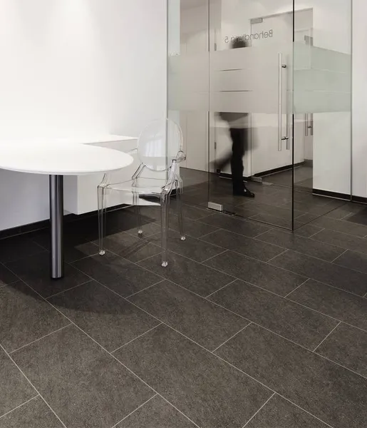 Project Floors floors@work ST 761 kamień ciemnoszary płytka 61×30,5 klejona LVT 0,55 mm