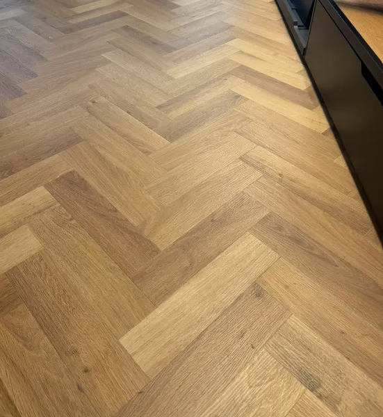 Invictus Maximus Highland Oak Roasted 34 klejona Jodełka Parquet Dryback LVT panele winylowe