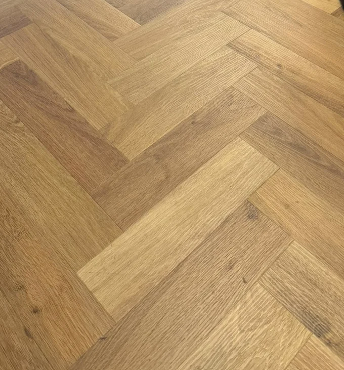 Invictus Maximus Highland Oak Roasted 34 klejona Jodełka Parquet Dryback LVT panele winylowe