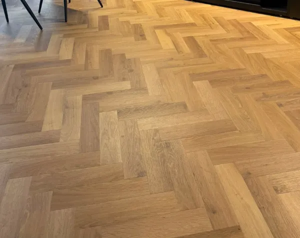Invictus Maximus Highland Oak Roasted 34 klejona Jodełka Parquet Dryback LVT panele winylowe