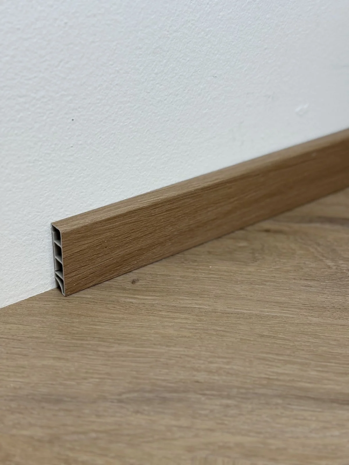 Listwa przypodłogowa 2m Jagerndorf SPC RIGID Egibi Floors